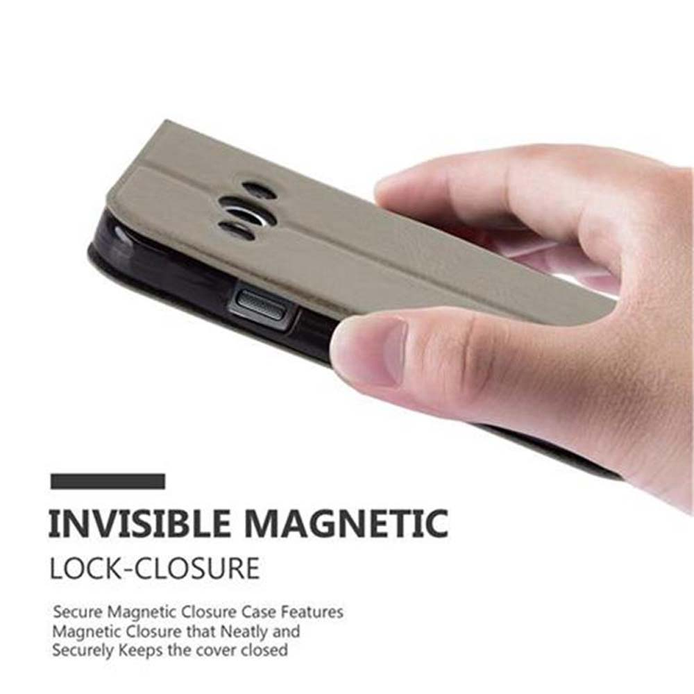 Una mano tiene una custodia per telefono color cuoio con chiusura magnetica. Tre fori per altoparlanti visibili.