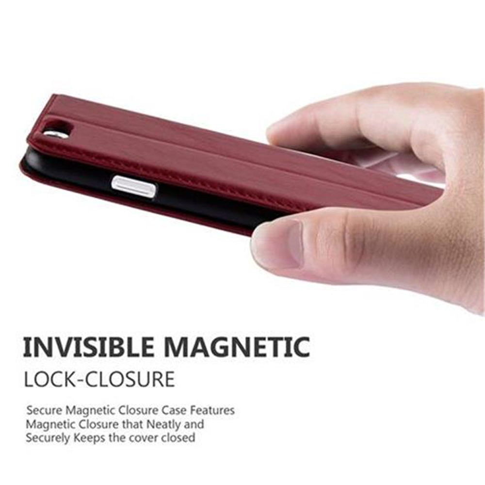Una mano tiene una custodia rossa per telefono con chiusura magnetica invisibile.