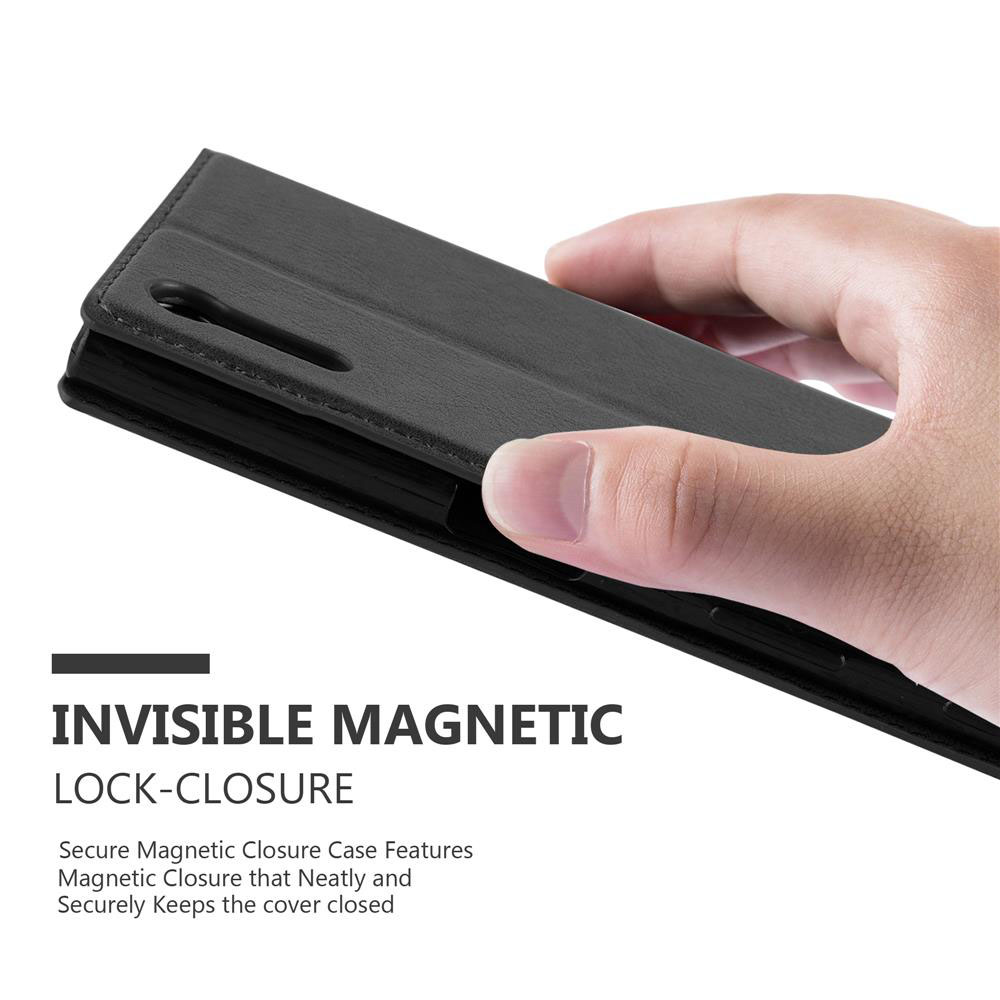 Una mano tiene una custodia per telefono nera con chiusura magnetica.