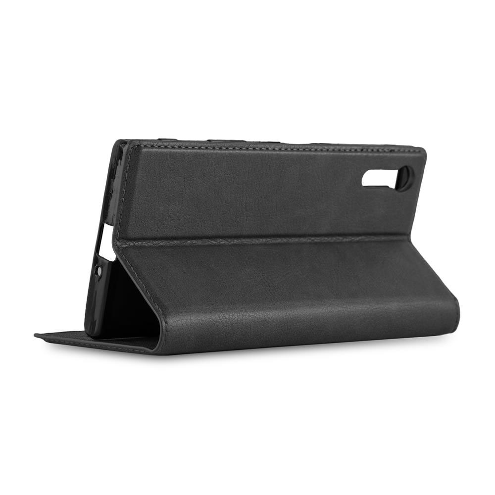 Una custodia nera per tablet in ecopelle aperta con ritagli.