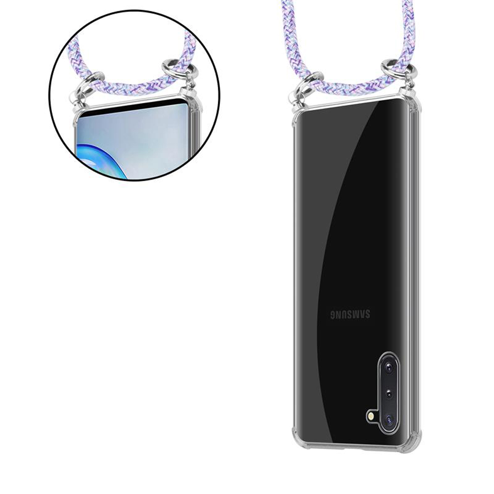 Un telefono Samsung in una custodia trasparente con laccetto.