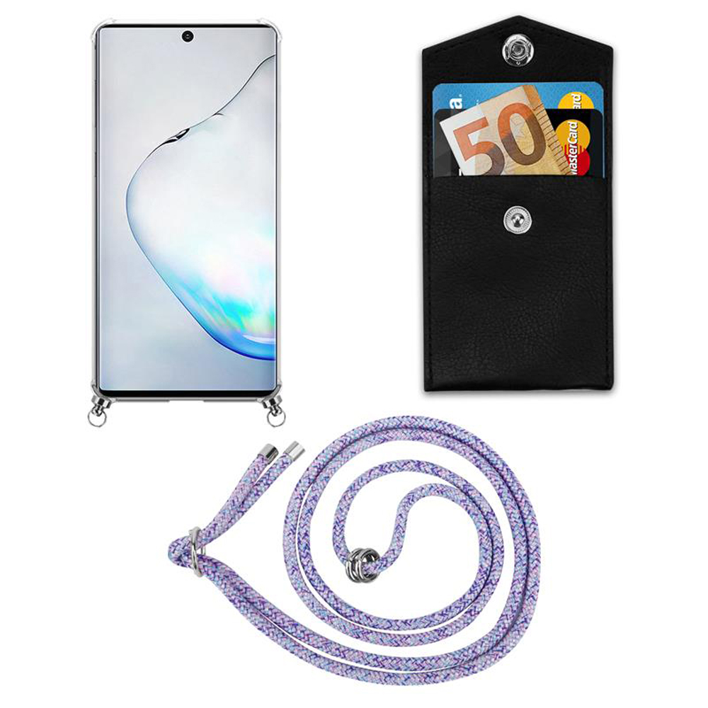 Smartphone con custodia, porta carte con soldi e carte, e cordino su sfondo bianco.