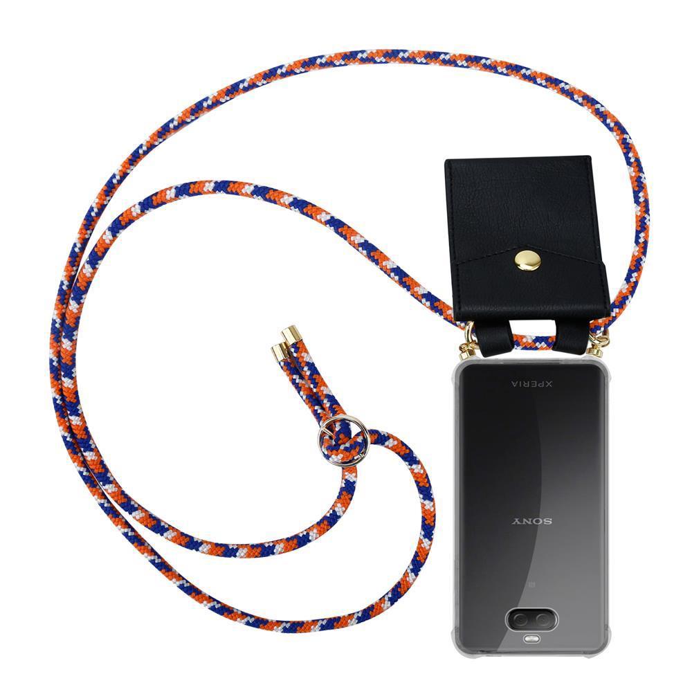 Ein Handy mit einer blauen, orangefarbenen und weißen Kordel, befestigt an einer schwarzen Tasche.
