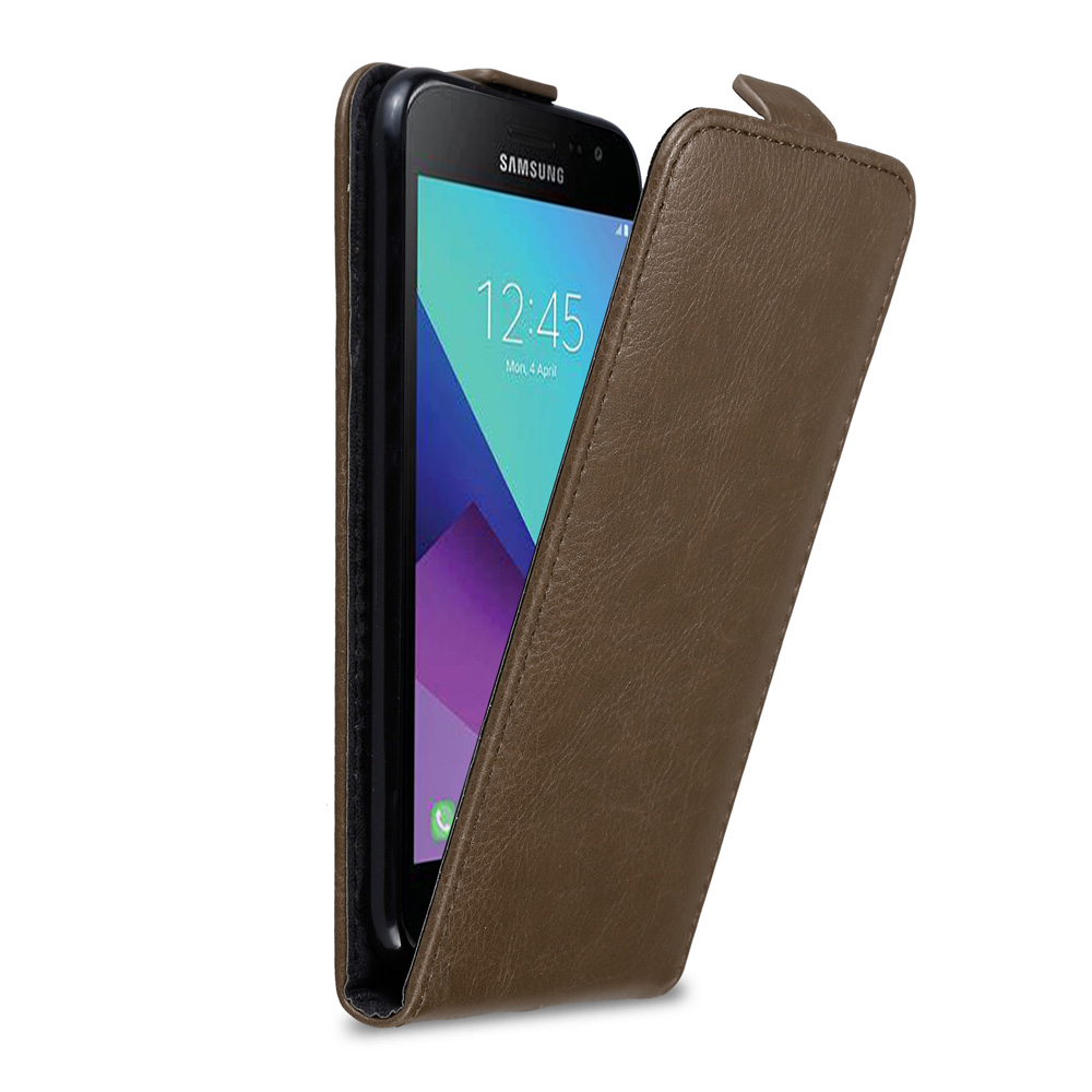 Custodia a libro in pelle marrone per uno smartphone Samsung, aperta di lato.