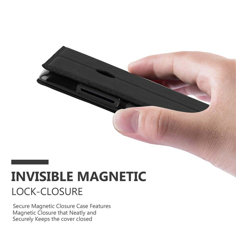 Una mano tiene una custodia per telefono nera con chiusura magnetica.