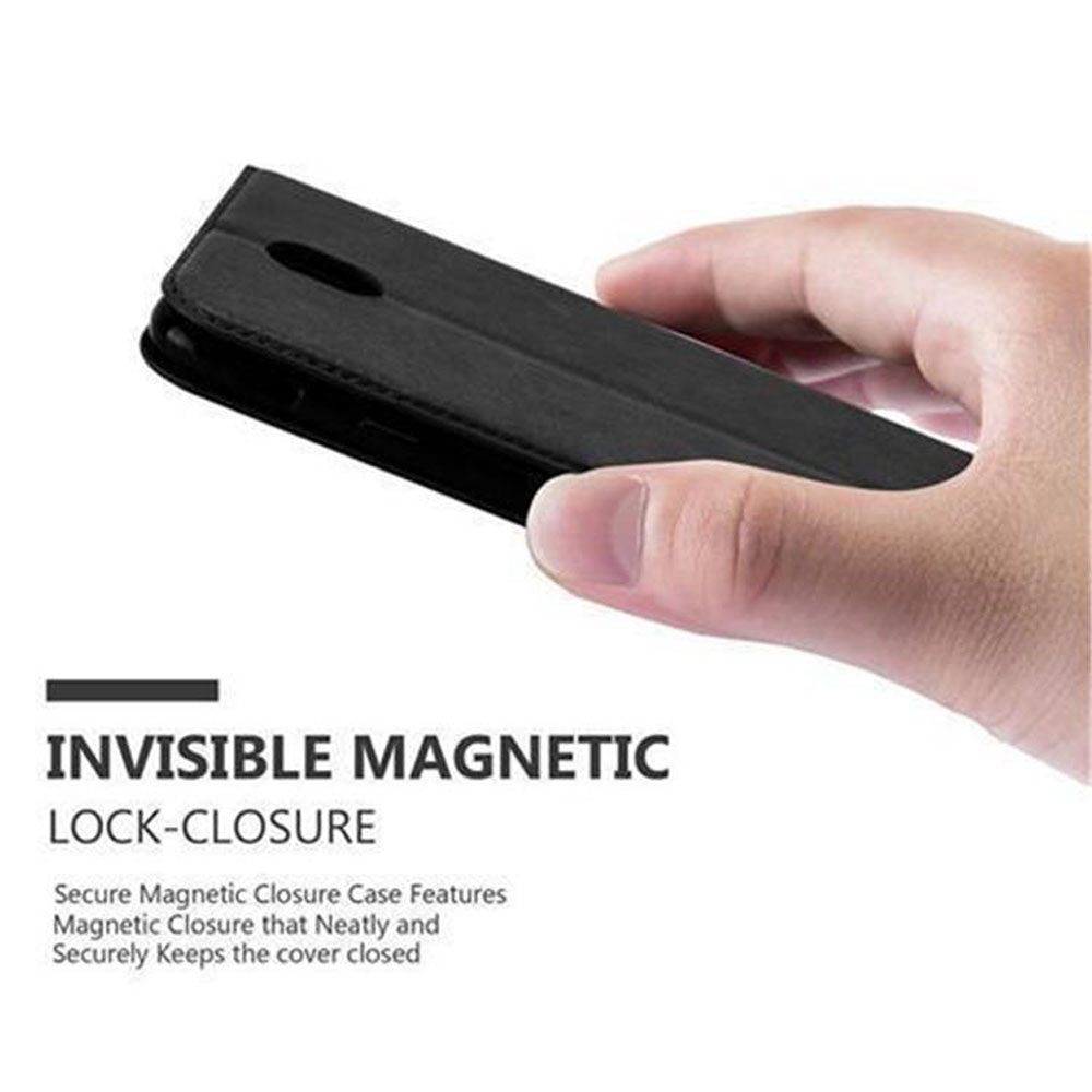 Eine Hand hält eine schwarze Handyhülle mit magnetischem Verschluss.