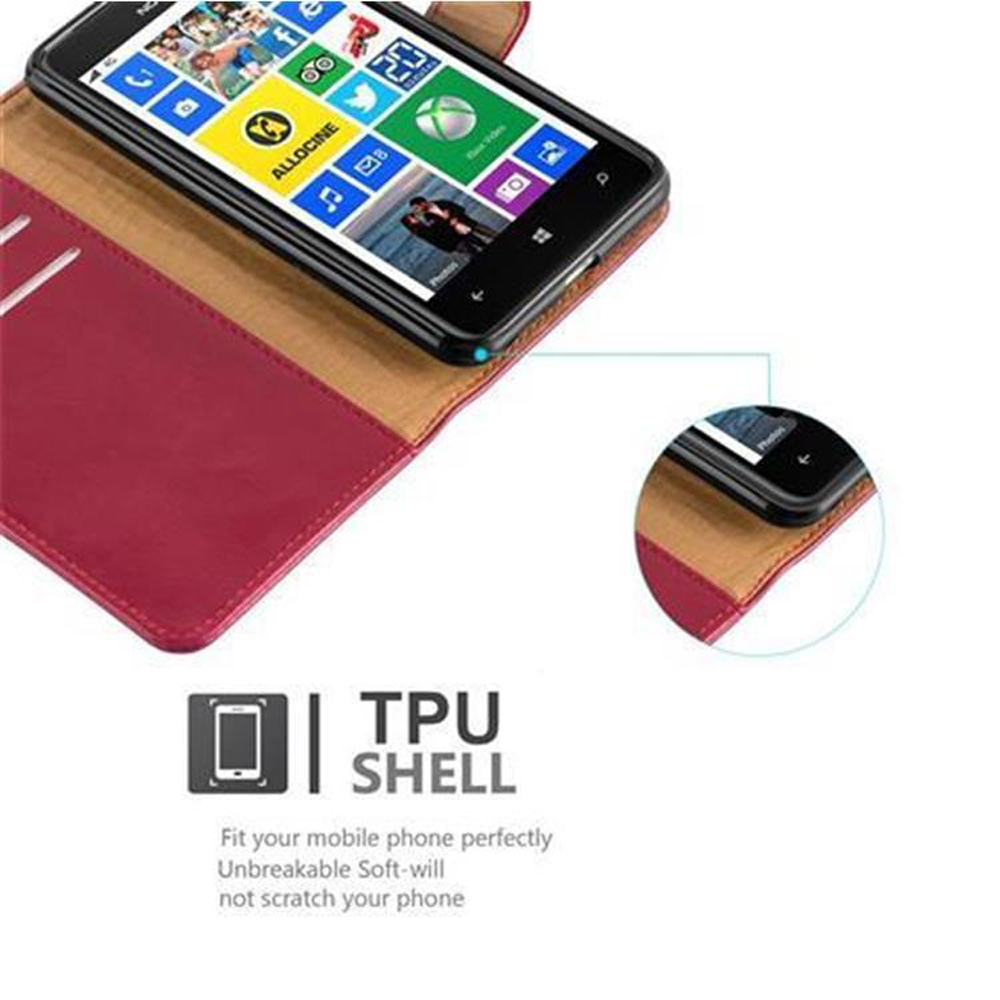 Uno smartphone in una custodia di pelle rossa con un ritaglio visivo.