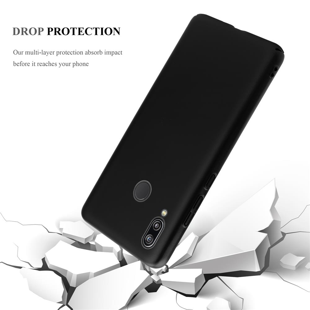 Cover nera per telefono su terreno crepato, dimostra protezione.