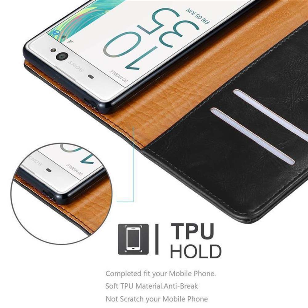Smartphone bianco in custodia in pelle nera e marrone. Ora 10:35.