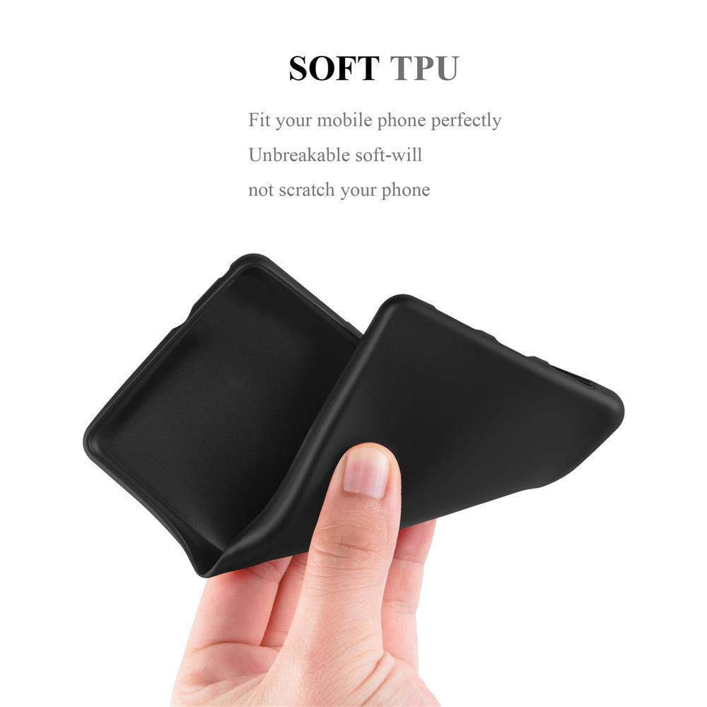 Una mano tiene una cover nera in TPU morbido.