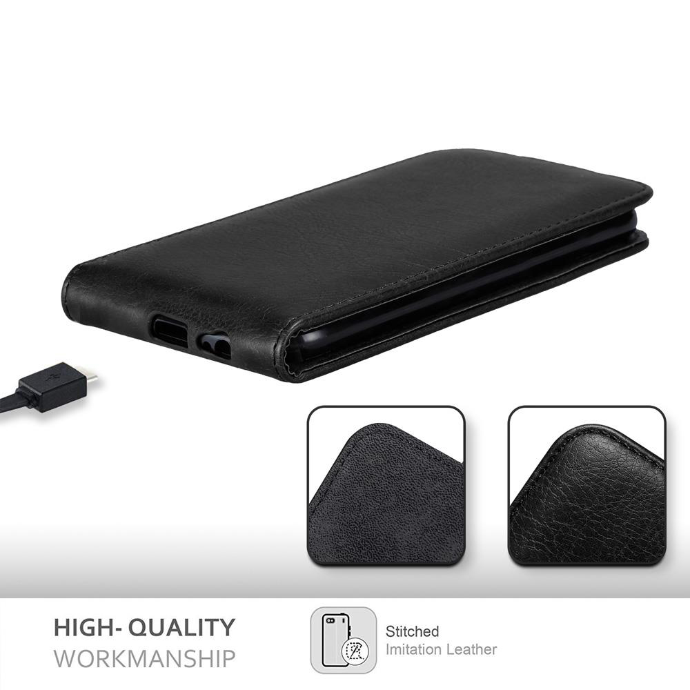 Custodia nera in finta pelle con cuciture e cavo USB.