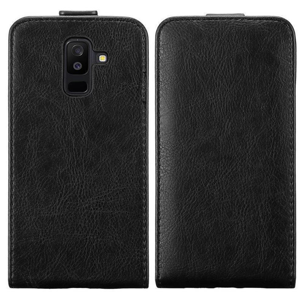 Custodia in pelle nera per telefono con ritaglio fotocamera e dettagli cuciti.