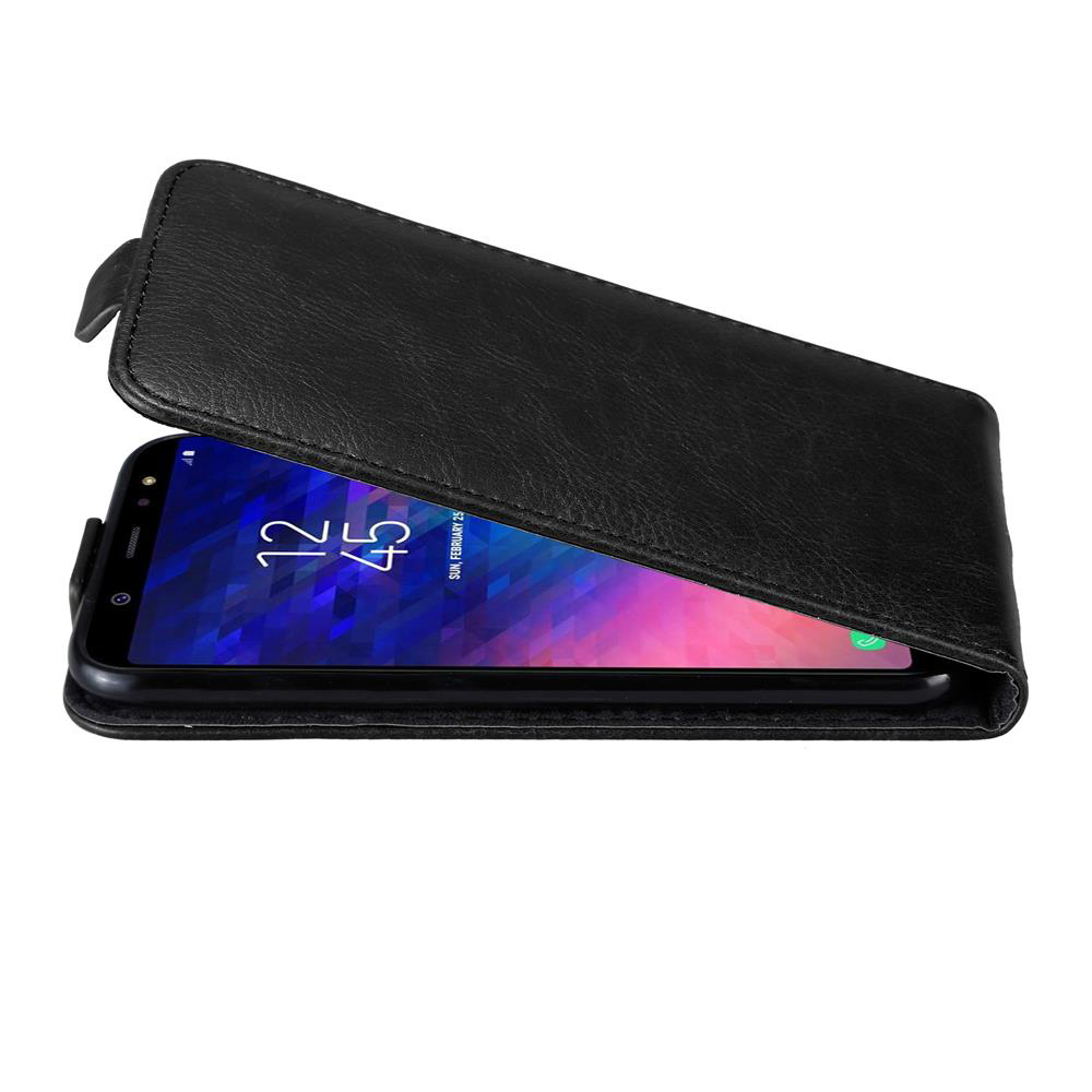 Telefono nero in custodia di pelle nera, ora 12:45.