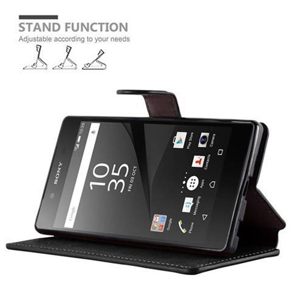 Viene mostrato uno smartphone Sony nero in una custodia in pelle marrone con supporto. Lo schermo mostra ora e data.