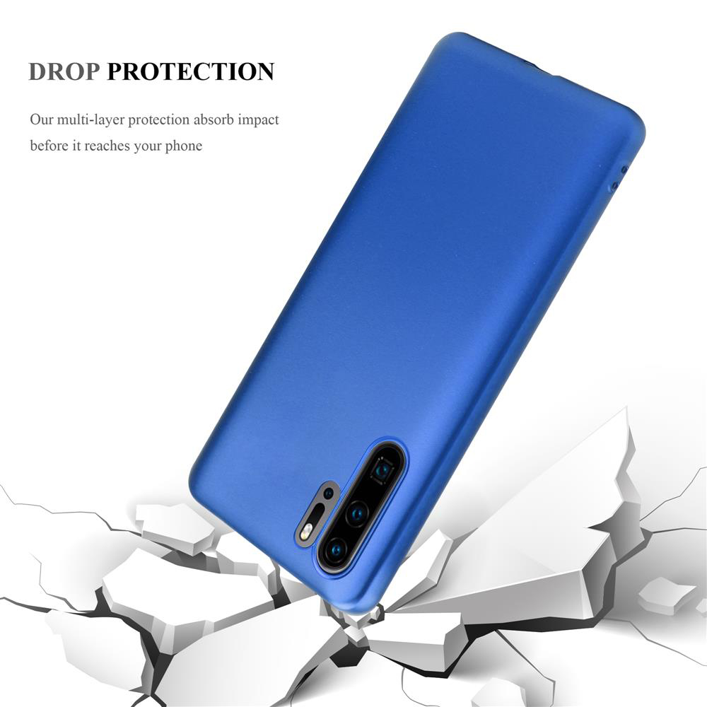 Custodia blu per telefono con sistema a tripla fotocamera, che cade su superficie bianca incrinata.