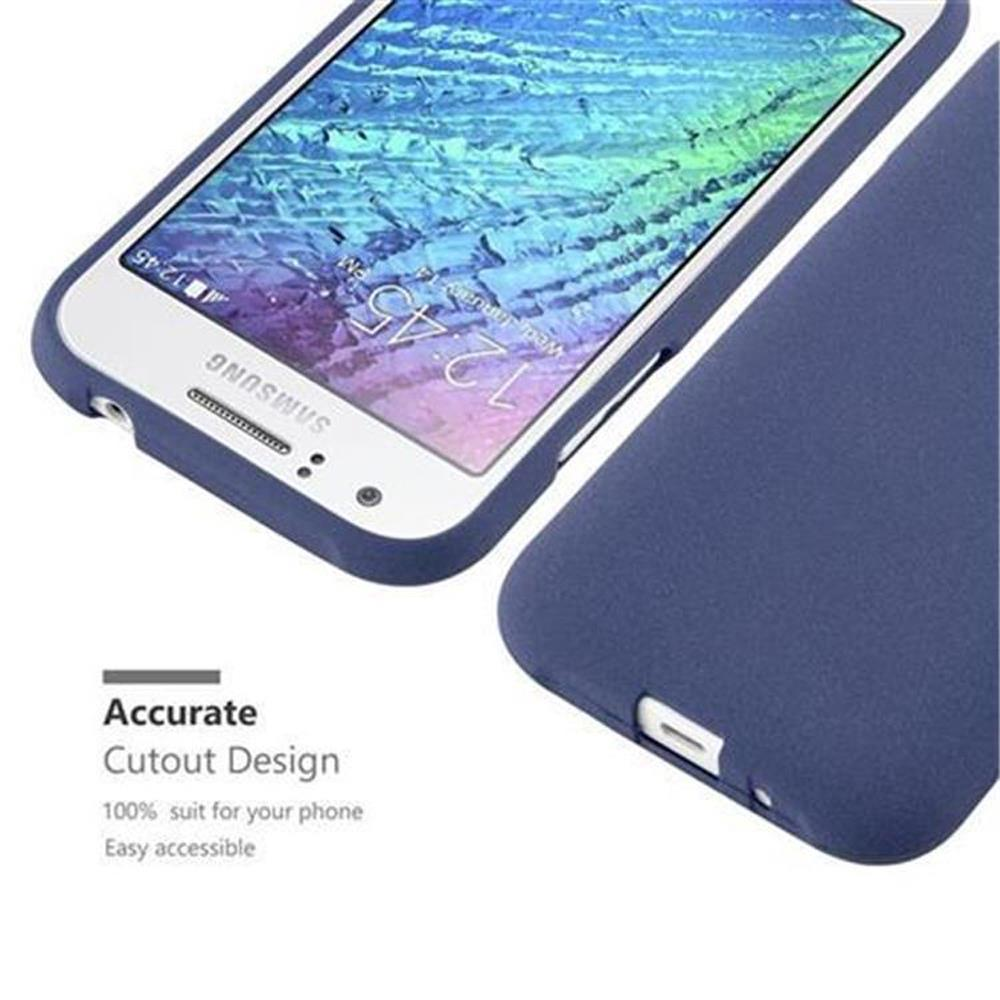 Uno smartphone Samsung blu con custodia protettiva blu.