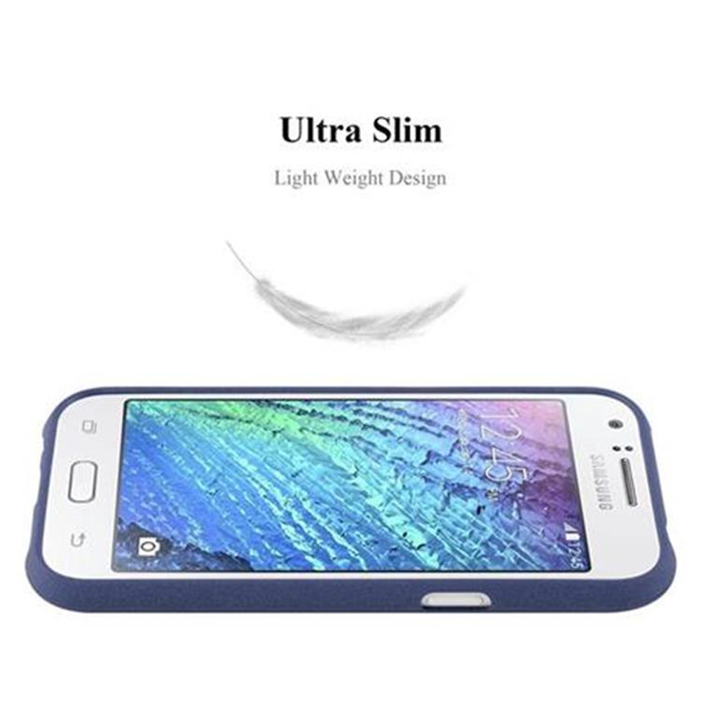 Uno smartphone sottile in una custodia blu con una piuma sopra.