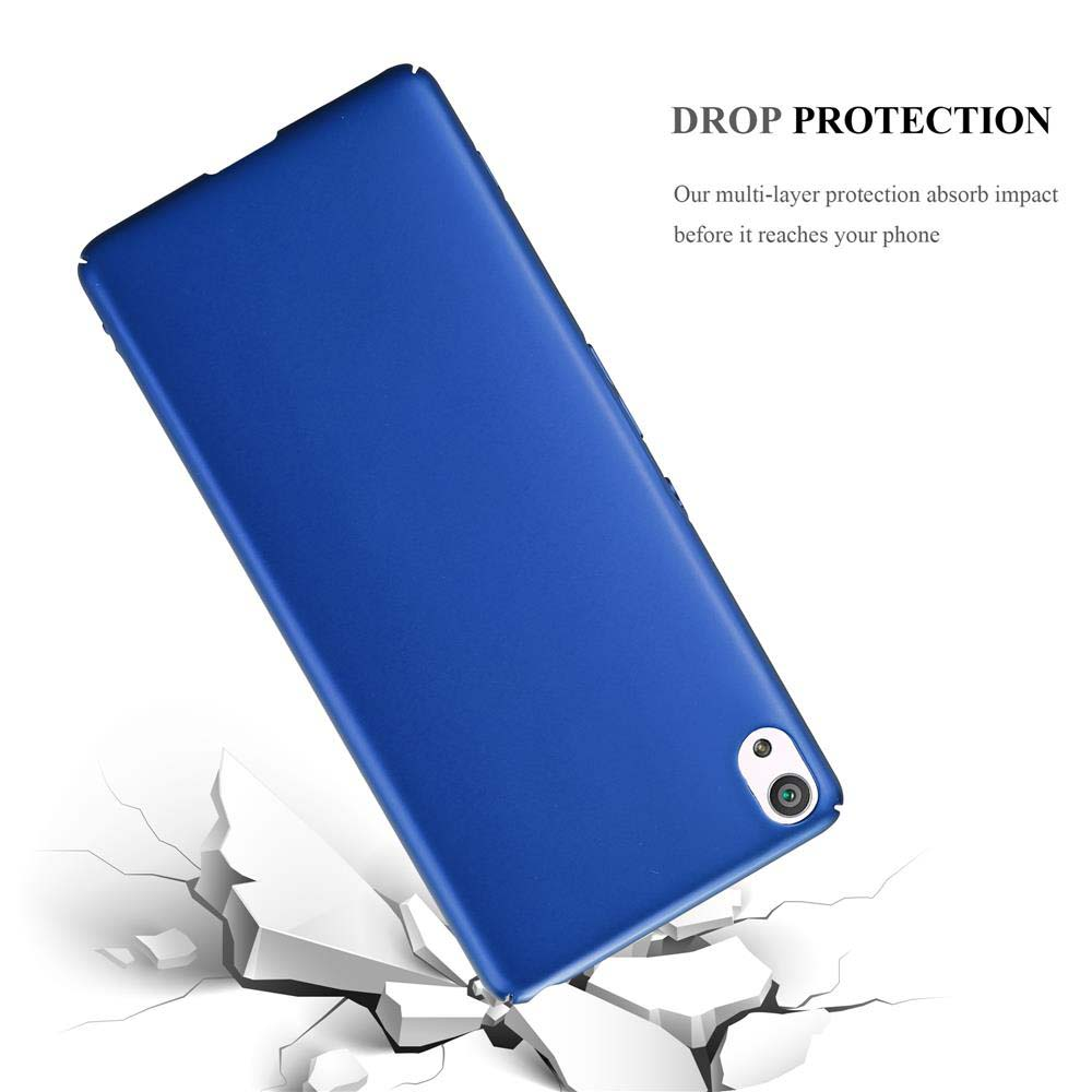 Funda de teléfono azul cayendo sobre suelo agrietado, mostrando protección.