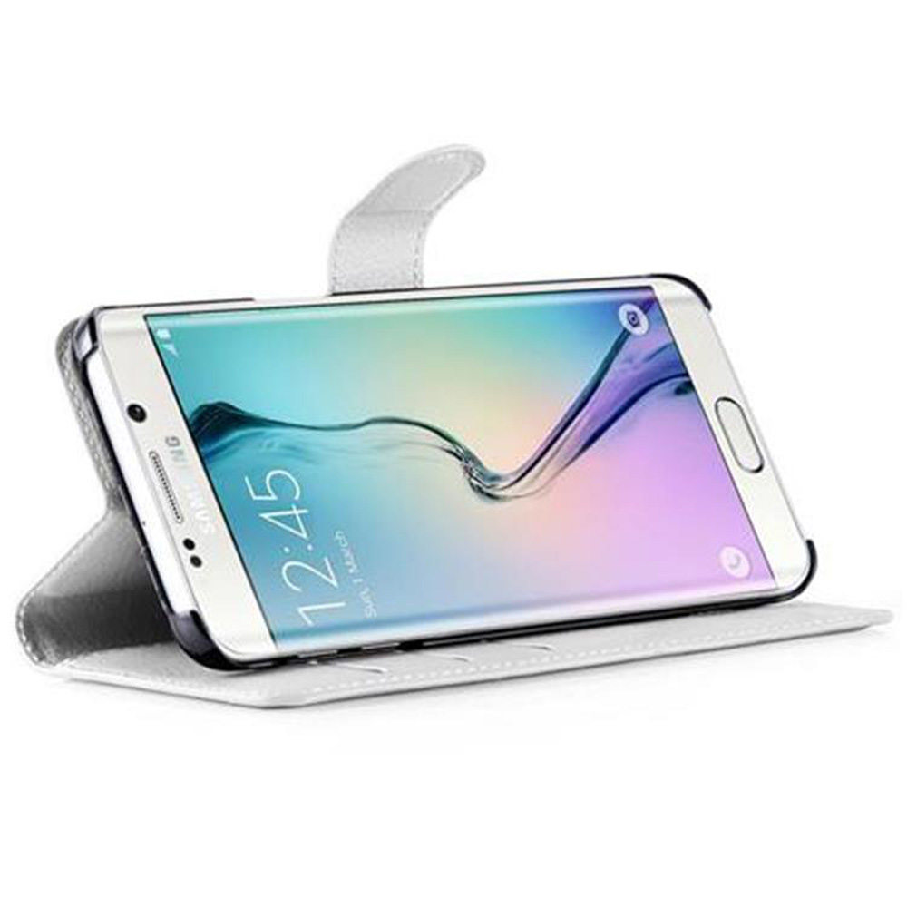Uno smartphone bianco in una custodia di pelle aperta, su sfondo bianco.
