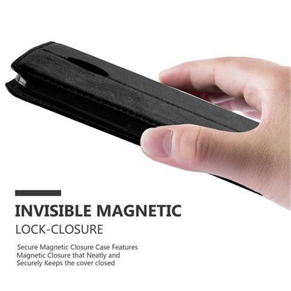 Una mano sujeta una funda de teléfono negra con cierre magnético.