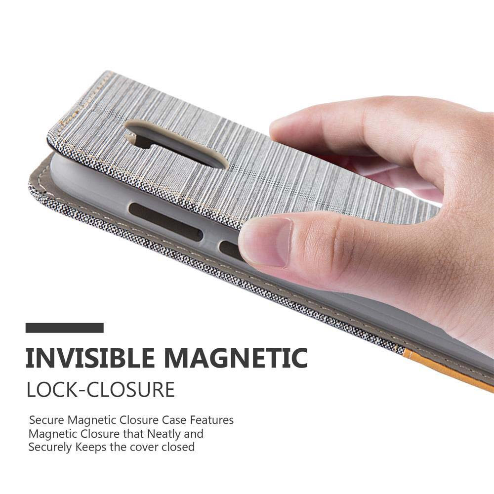 Eine Hand schließt eine Handyhülle mit magnetischem Verschluss.