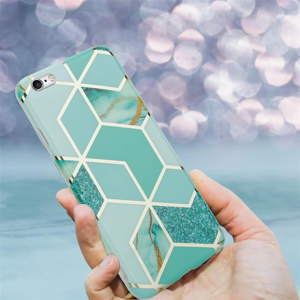 Hand hält ein Handy mit türkisfarbenem Gehäuse. Geometrisches Muster mit Goldakzenten.