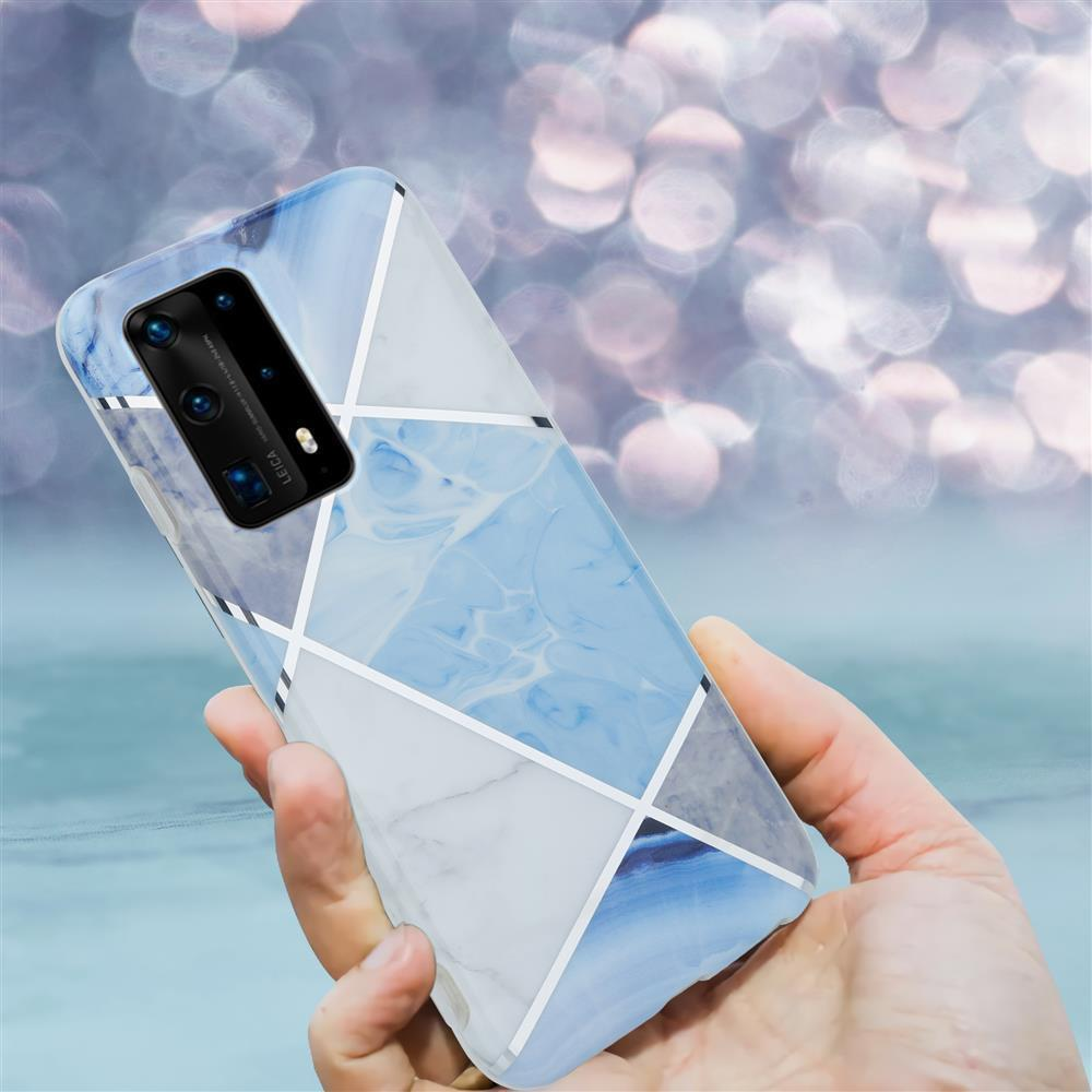 Mano che tiene una cover per telefono geometrica marmorizzata blu e bianca.