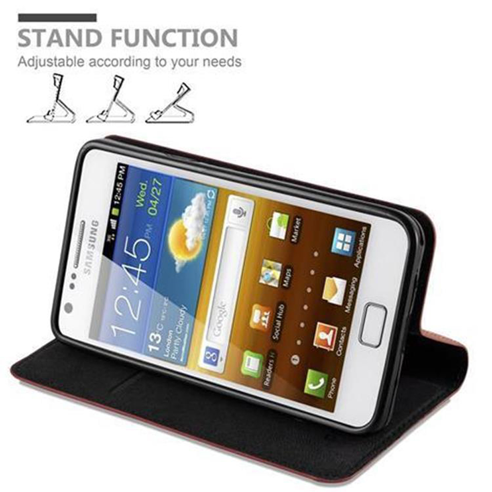 Ein Samsung-Smartphone in einer schwarzen Hülle, die als Ständer dient.