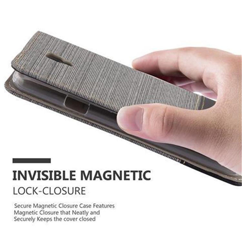 Una mano tiene una custodia per telefono grigia con chiusura magnetica.
