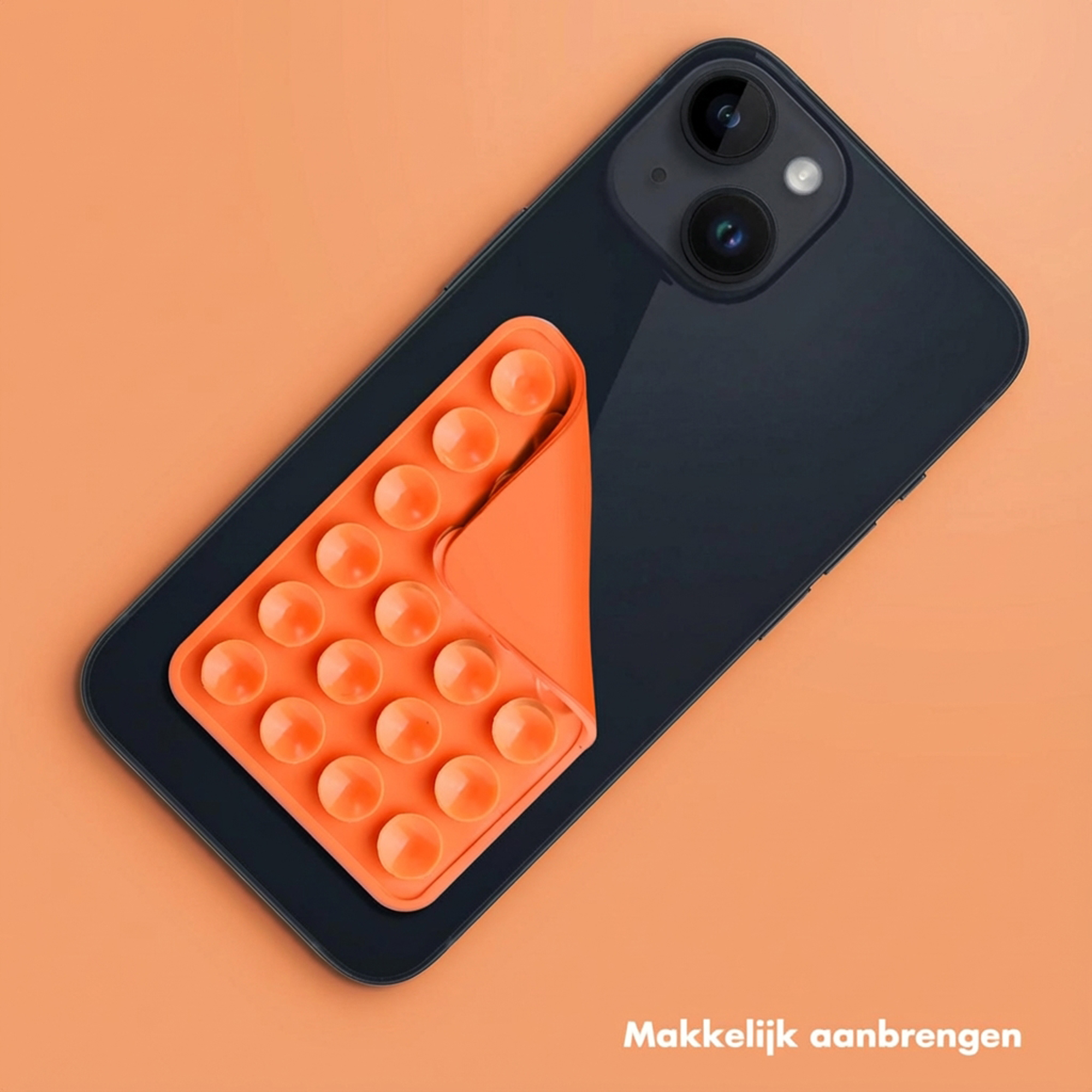 Een zwarte iPhone met een oranje zuignaphouder op de achterkant.