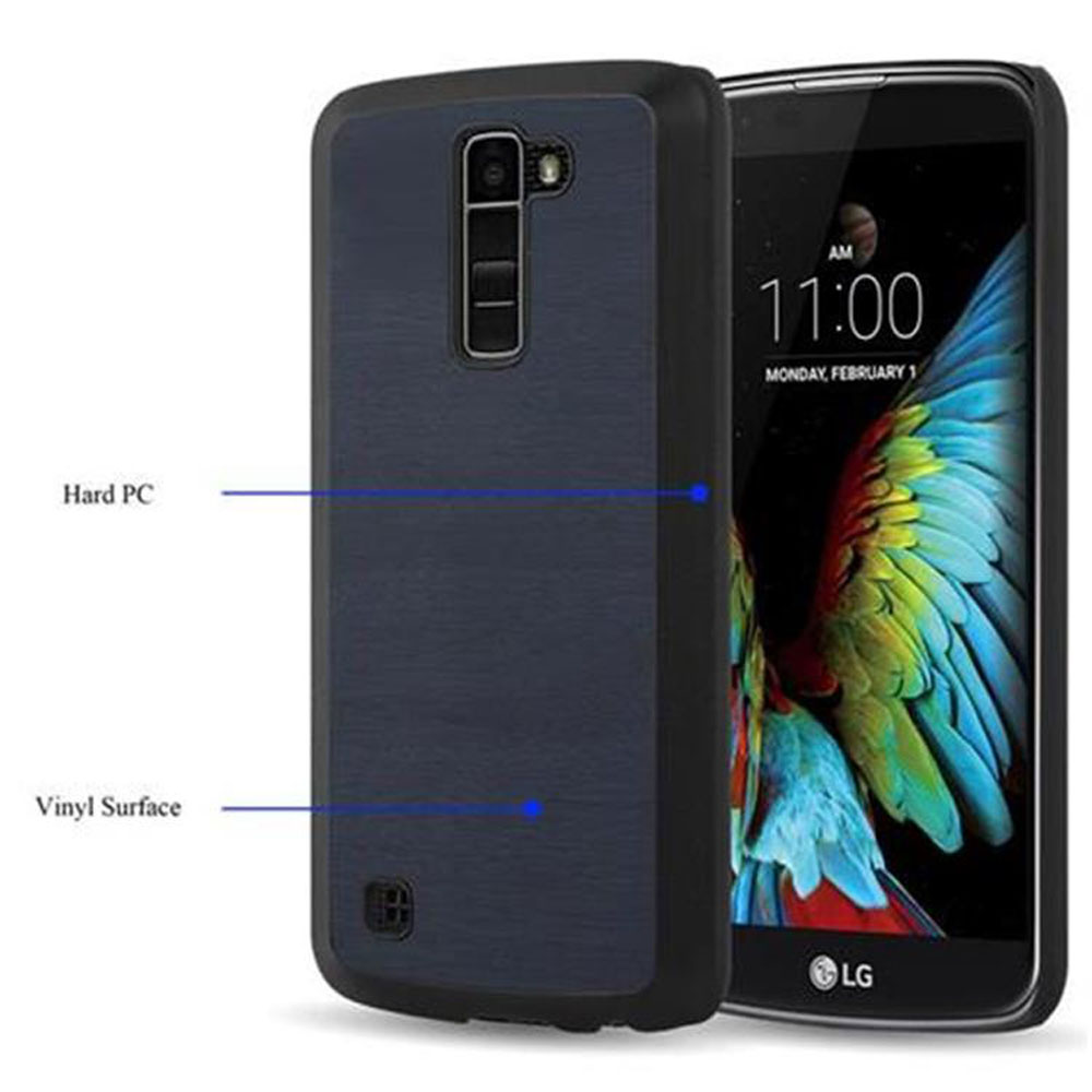 Custodia blu scuro testurizzata accanto a uno smartphone con sfondo colorato.
