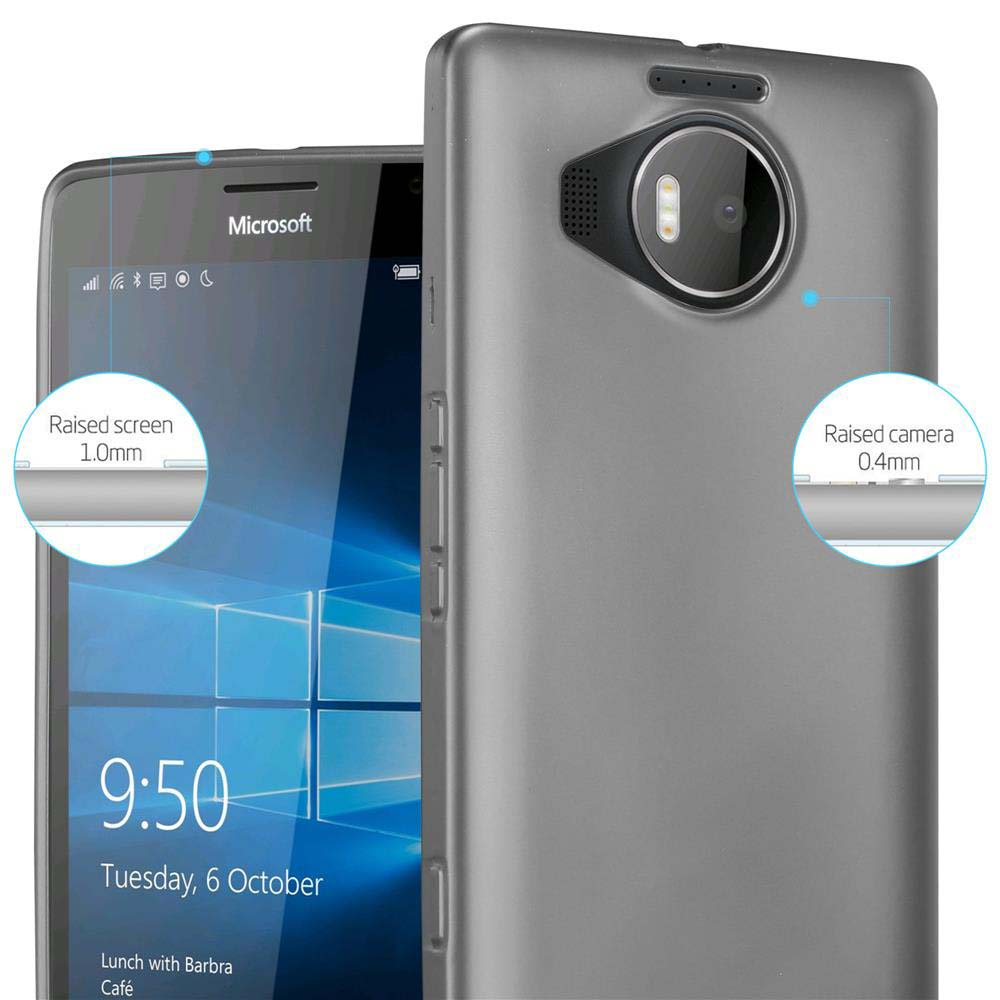Telefono grigio con logo Microsoft e fotocamera. Lo schermo mostra ora e data.