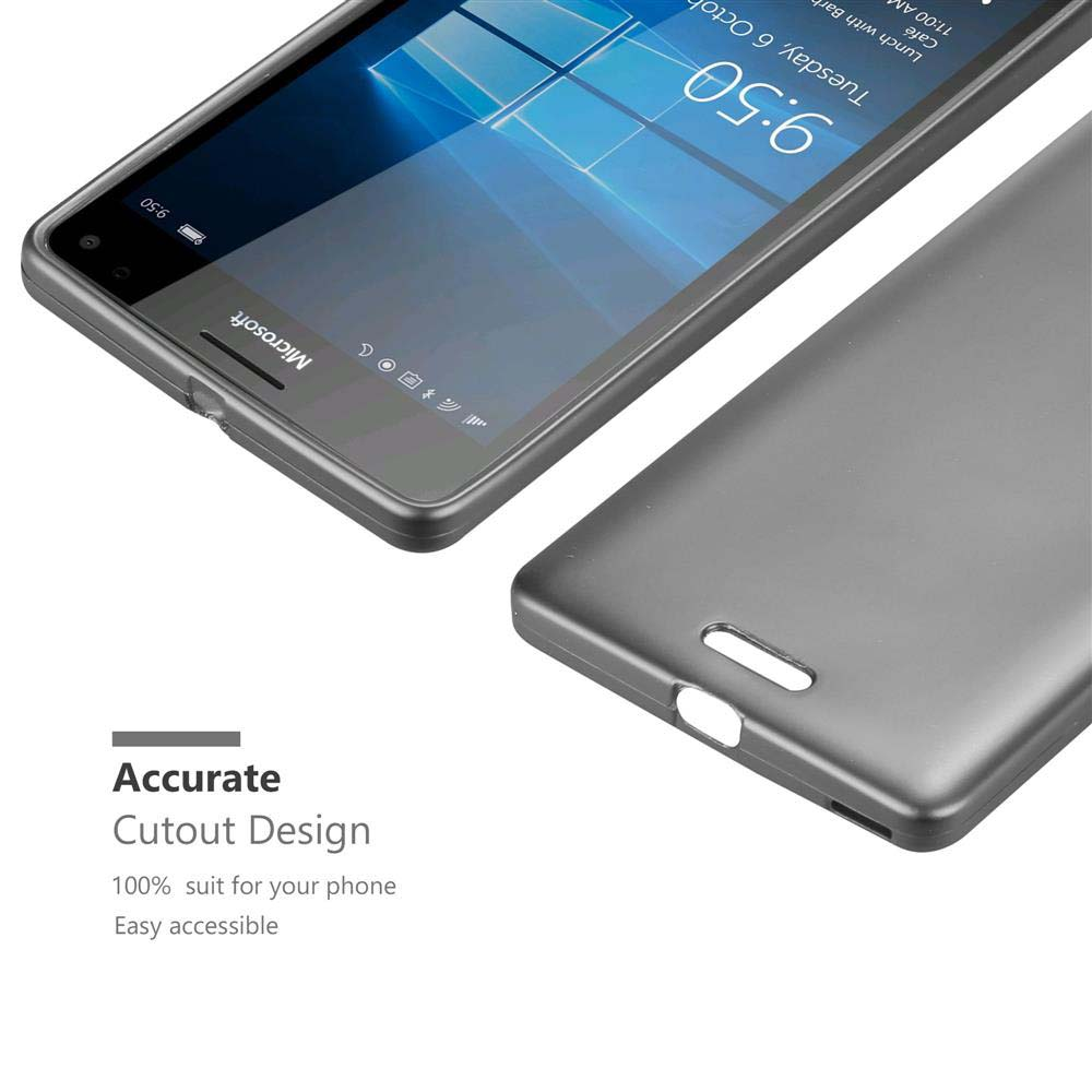 Uno smartphone grigio con logo Microsoft e una custodia abbinata accanto.