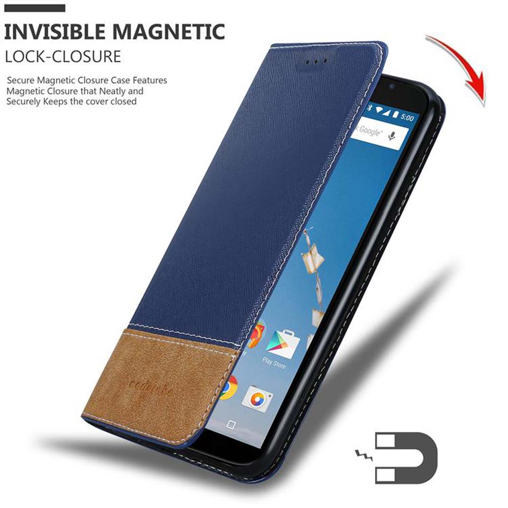 Eine blaue Handyhülle mit Magnetverschluss ist geöffnet. Das Handy zeigt den Startbildschirm.