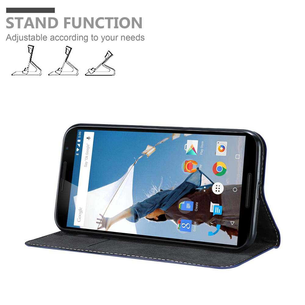 Ein Smartphone in einer blauen Hülle mit Ständerfunktion, auf dem der Startbildschirm zu sehen ist.