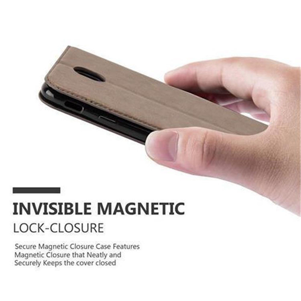 Una mano tiene una custodia per telefono marrone con chiusura magnetica.