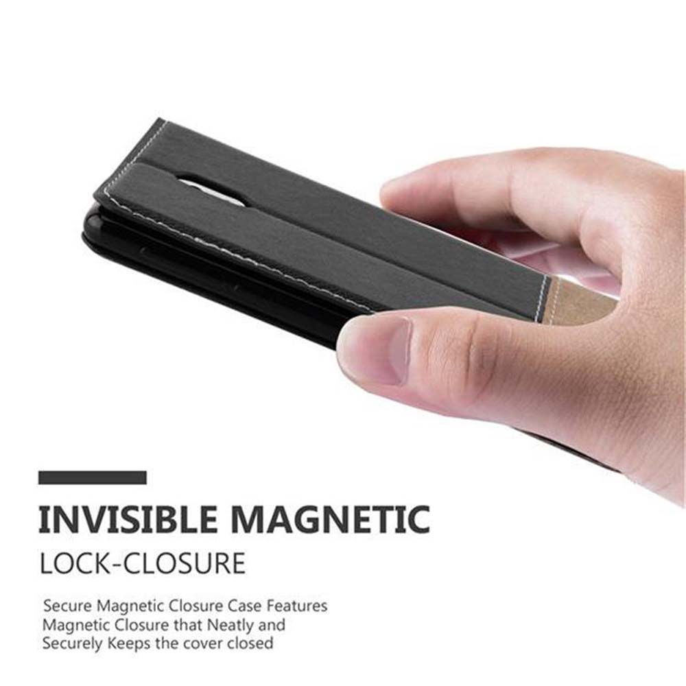 Eine Hand hält eine schwarze Handyhülle mit magnetischem Verschluss.