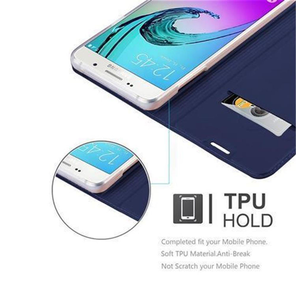 Uno smartphone in una custodia blu con slot per schede. Visualizza 12:45.