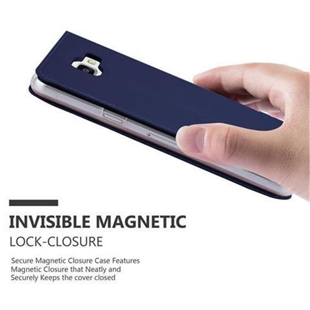 Una mano tiene una custodia per telefono blu scuro con chiusura magnetica.
