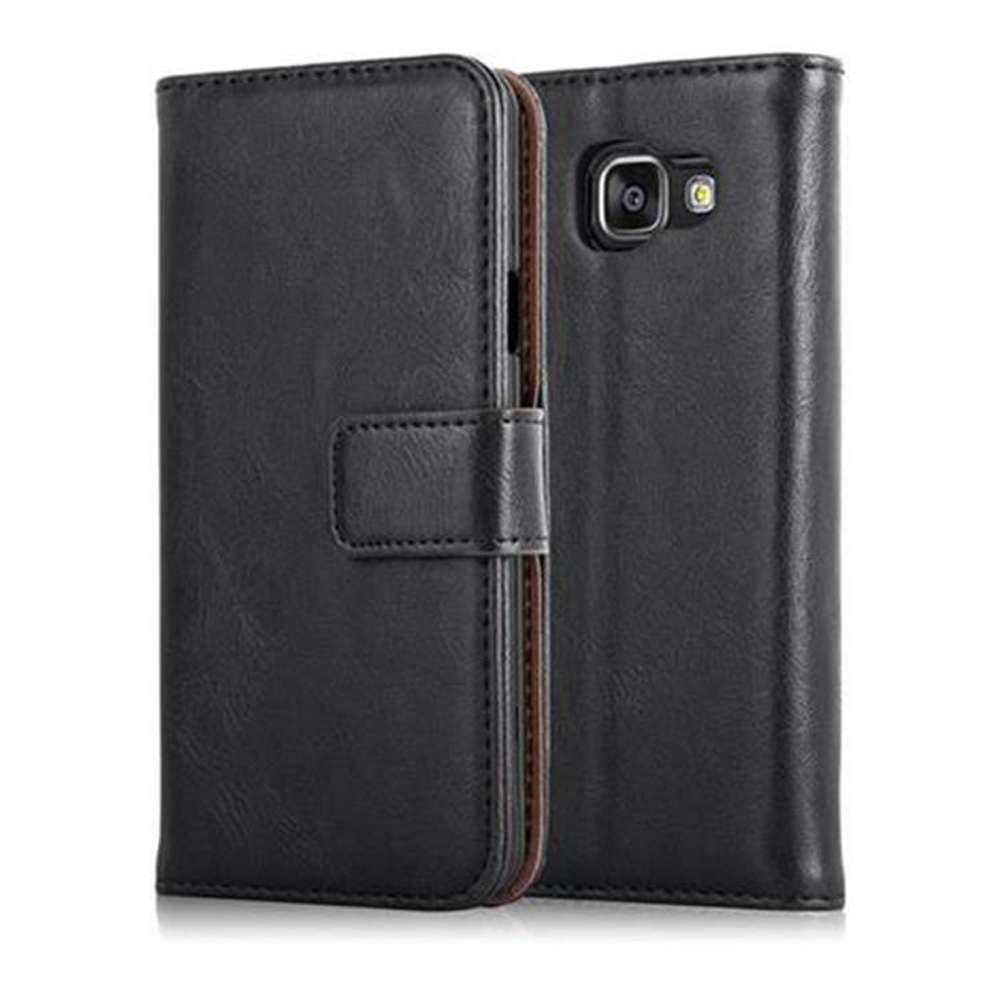 Funda de teléfono negra de cuero tipo libro con corte de cámara y cierre de hebilla.
