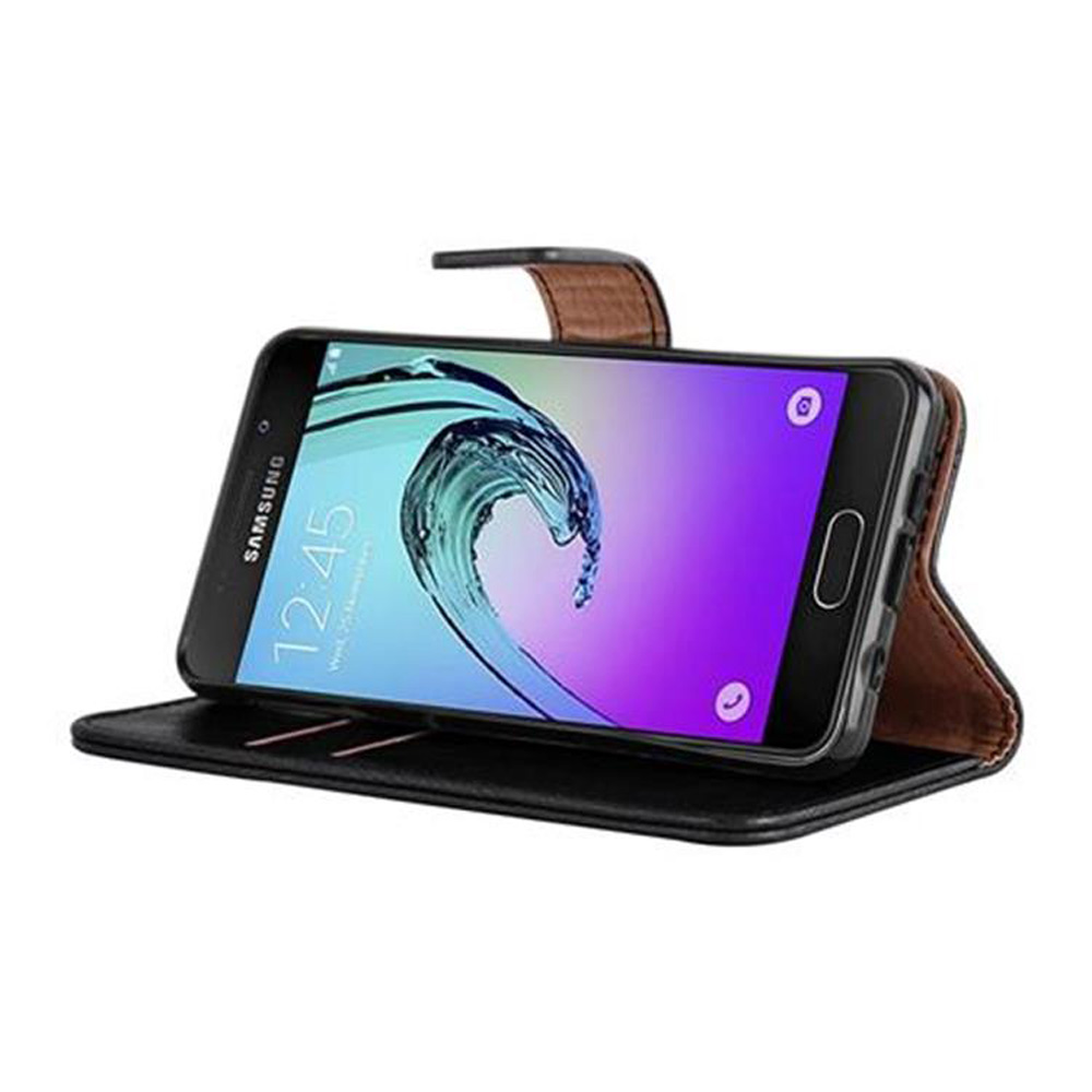 Un smartphone Samsung en una funda marrón, mostrado sobre fondo blanco.