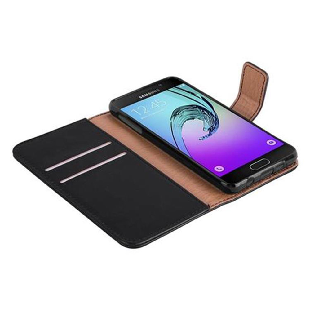 Una funda tipo cartera de cuero negro abierta con un smartphone mostrando un fondo azul.