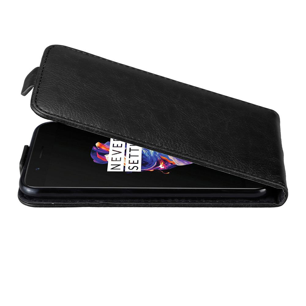 Custodia in pelle nera con smartphone aperto che mostra uno sfondo colorato.