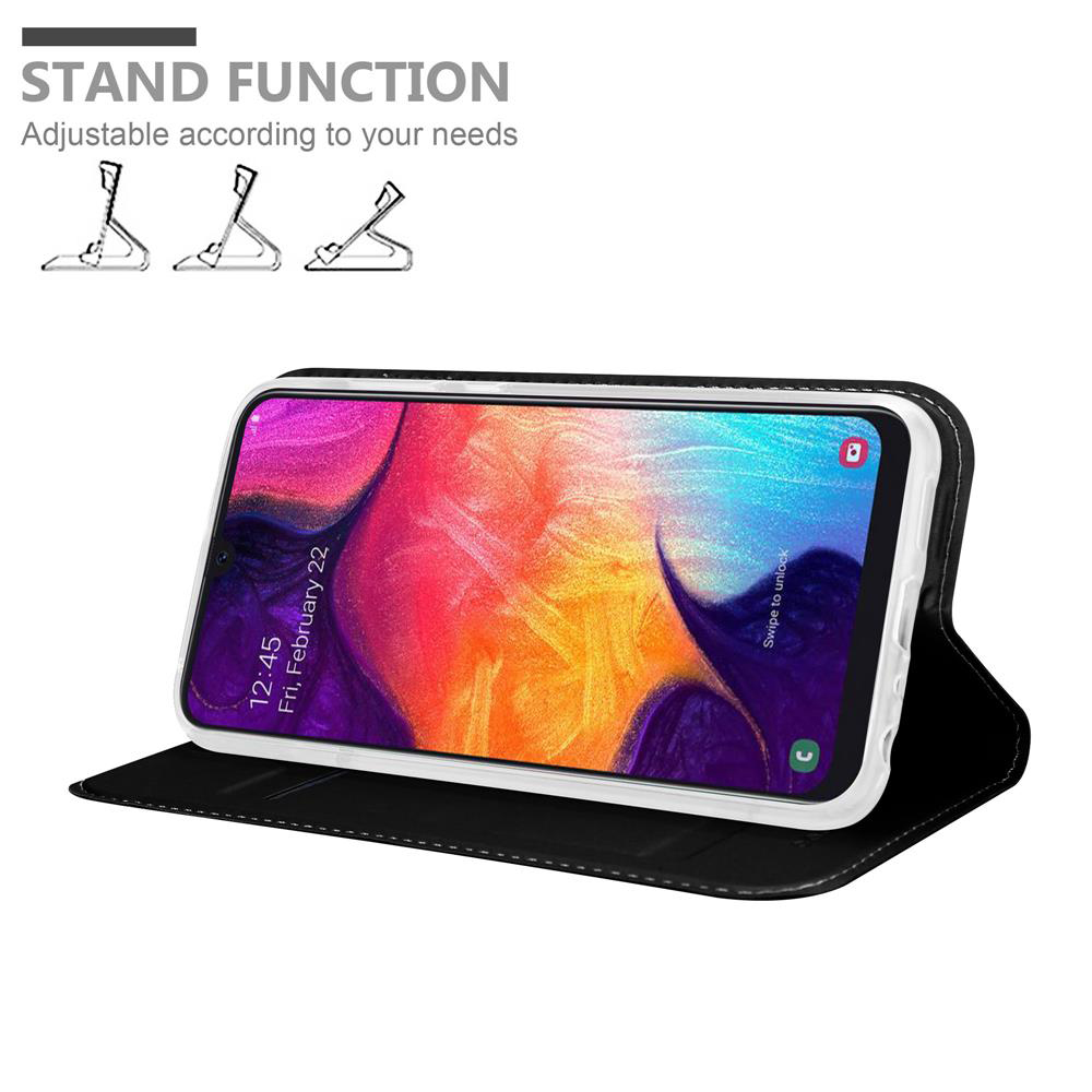 Uno smartphone nero con grafica colorata sulla schermata di blocco in una custodia.