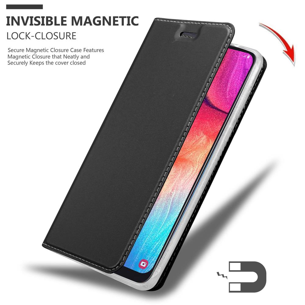 Custodia per telefono nera con chiusura magnetica che protegge uno smartphone.