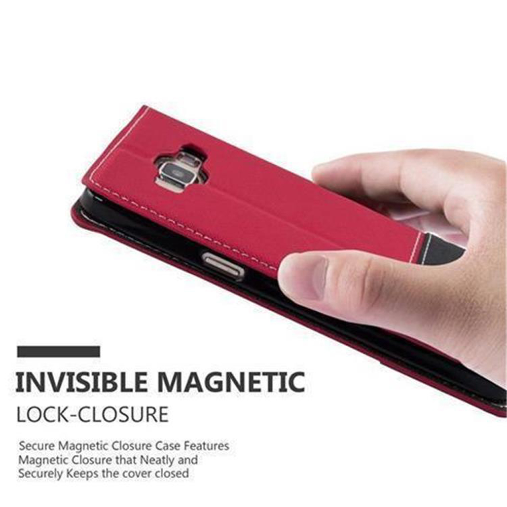 Rote Handyhülle mit Magnetverschluss wird von einer Hand gehalten.