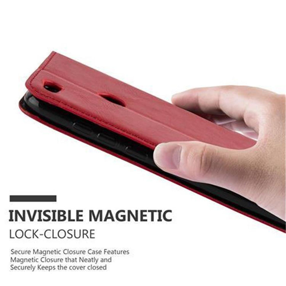 Custodia rossa a libro per telefono con chiusura magnetica tenuta da una mano.