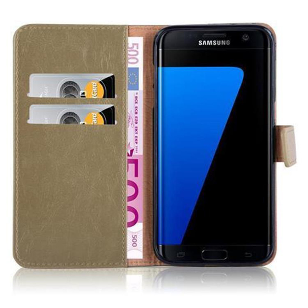 Ein braunes Samsung-Handy-Etui mit zwei Kartenfächern und 500-Euro-Schein.