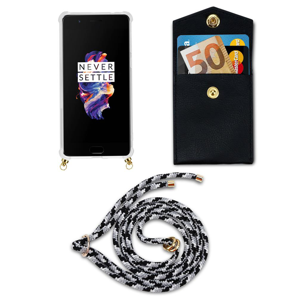 Ein Smartphone mit Hülle, einer Geldbörse und einer Kordel auf weißem Hintergrund.