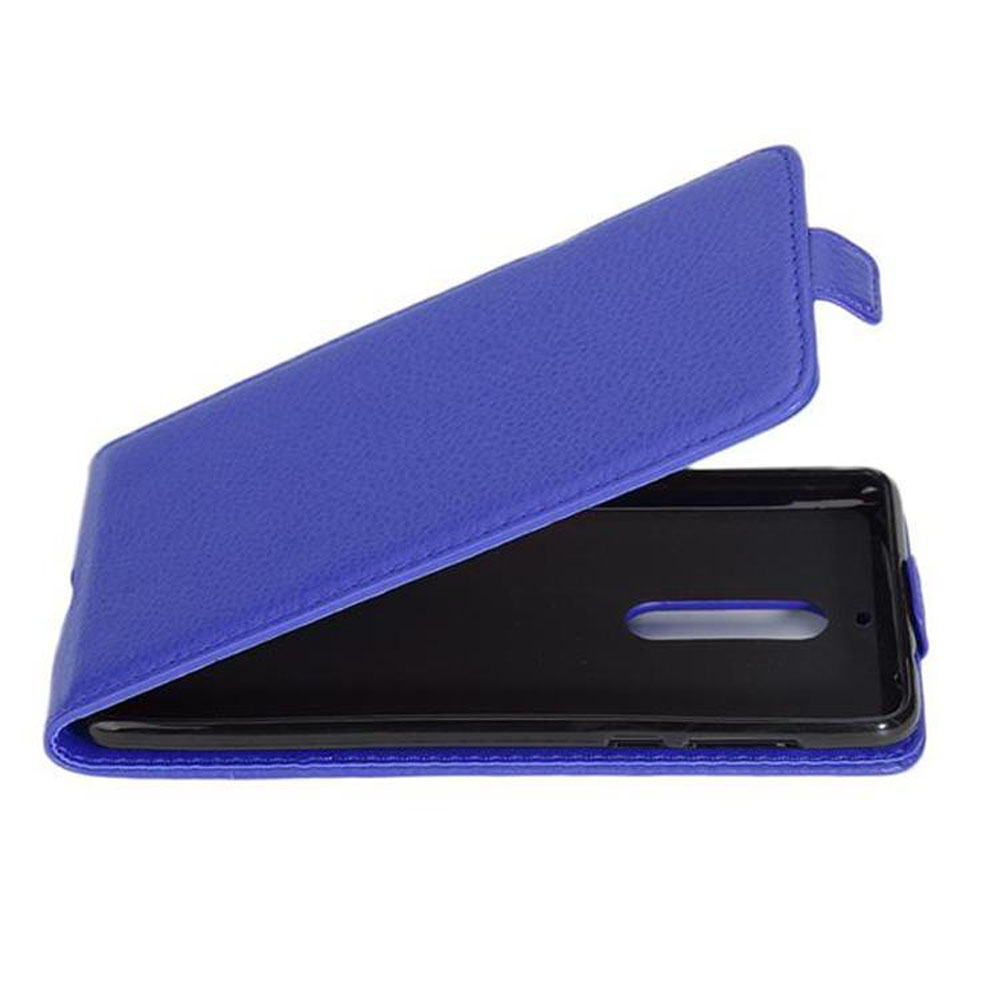 Ein blaues Handycover mit Klappe, das ein schwarzes Handy schützt.